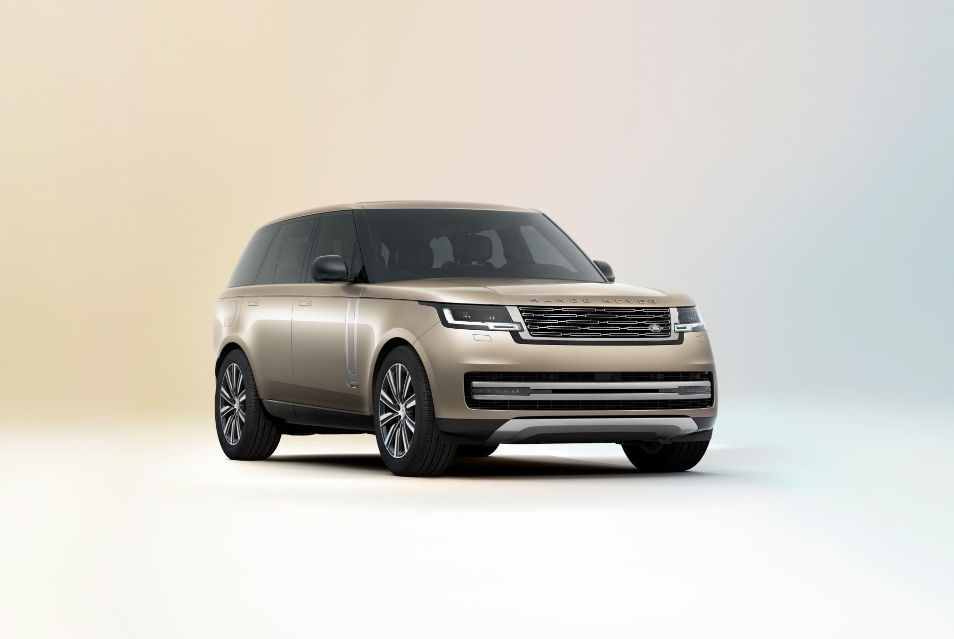 Imagen frontal del Range Rover con enfoque en su robusta y sofisticada presencia.