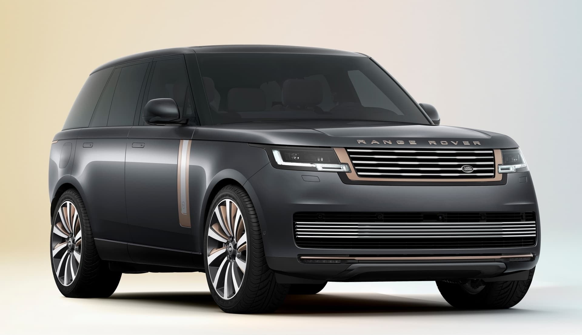 Imagen del Range Rover mostrando su robusto frente y líneas refinadas.