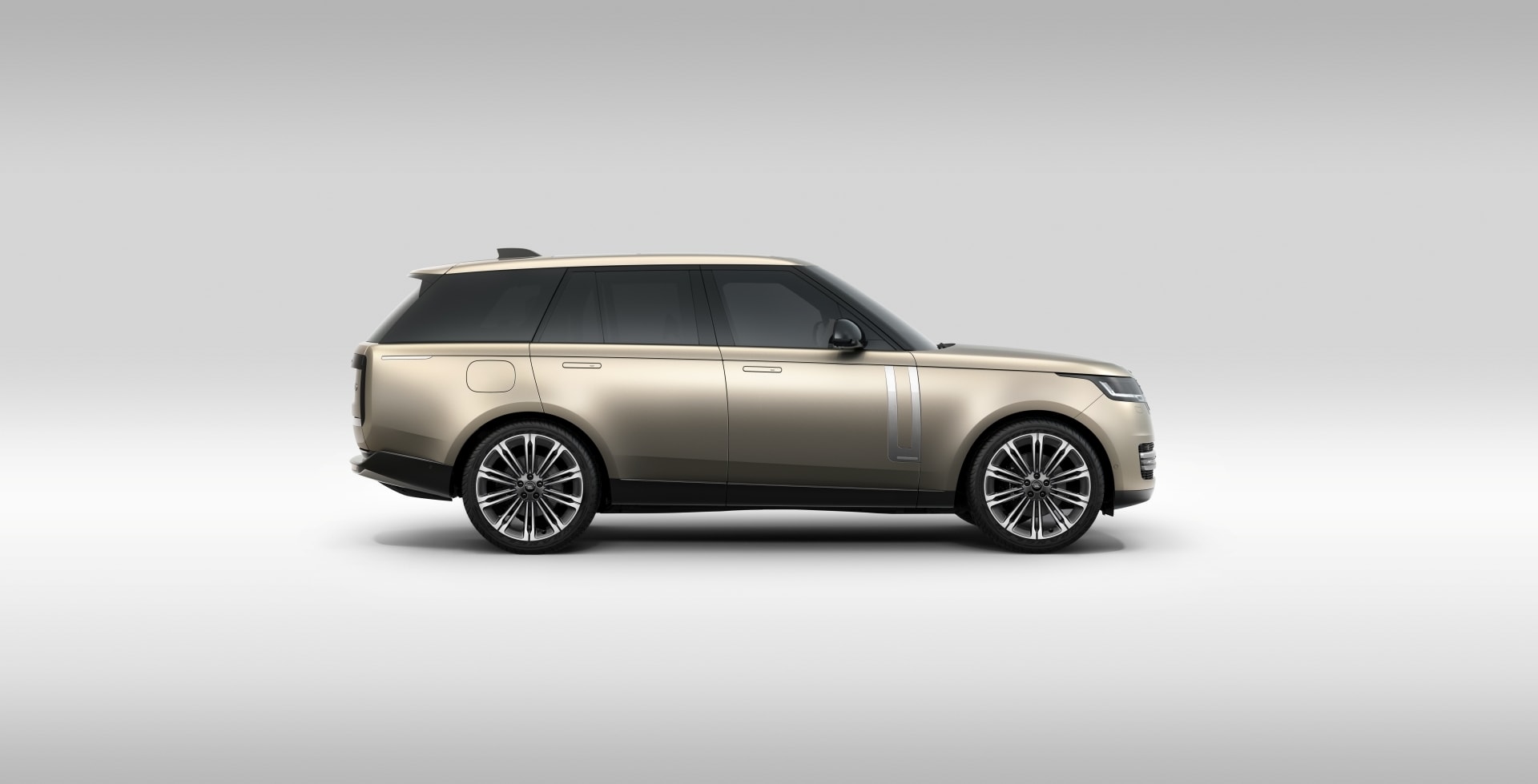 Perfil de Range Rover que muestra su diseño clásico y contemporáneo.