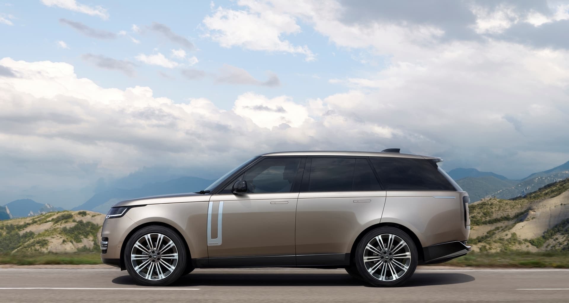 Perfil lateral que resalta la sofisticación y líneas puras del Range Rover.