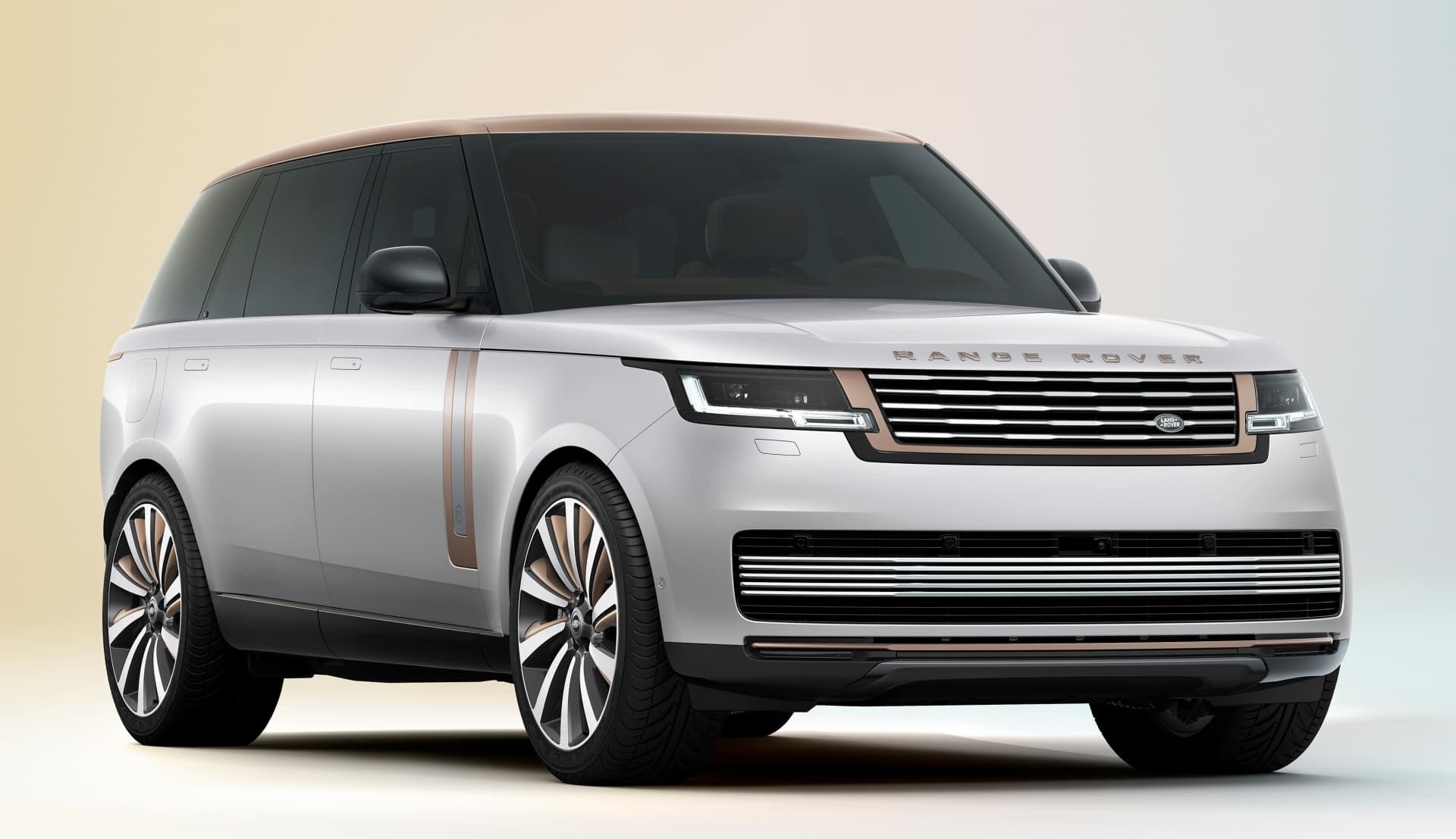 Imagen frontal de un Range Rover, destacando su diseño angular.