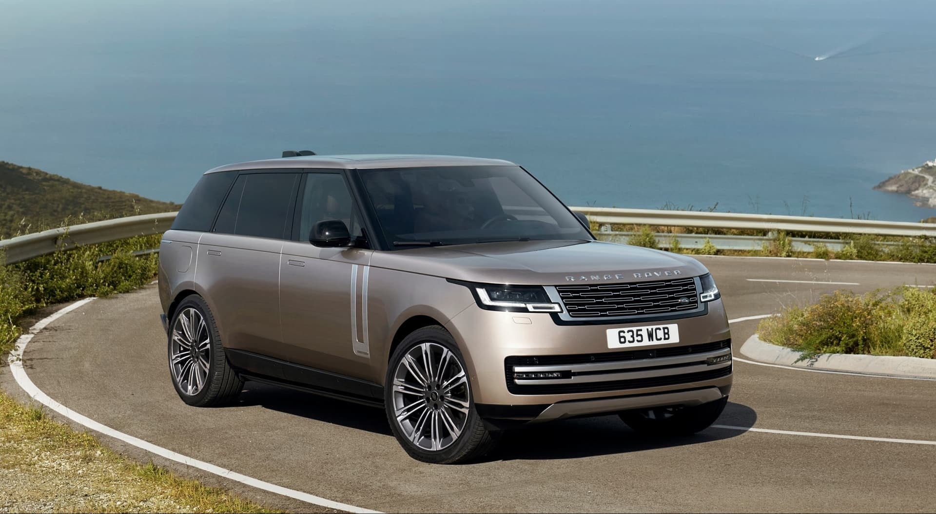 Vista lateral en movimiento del Range Rover, mostrando su elegancia.