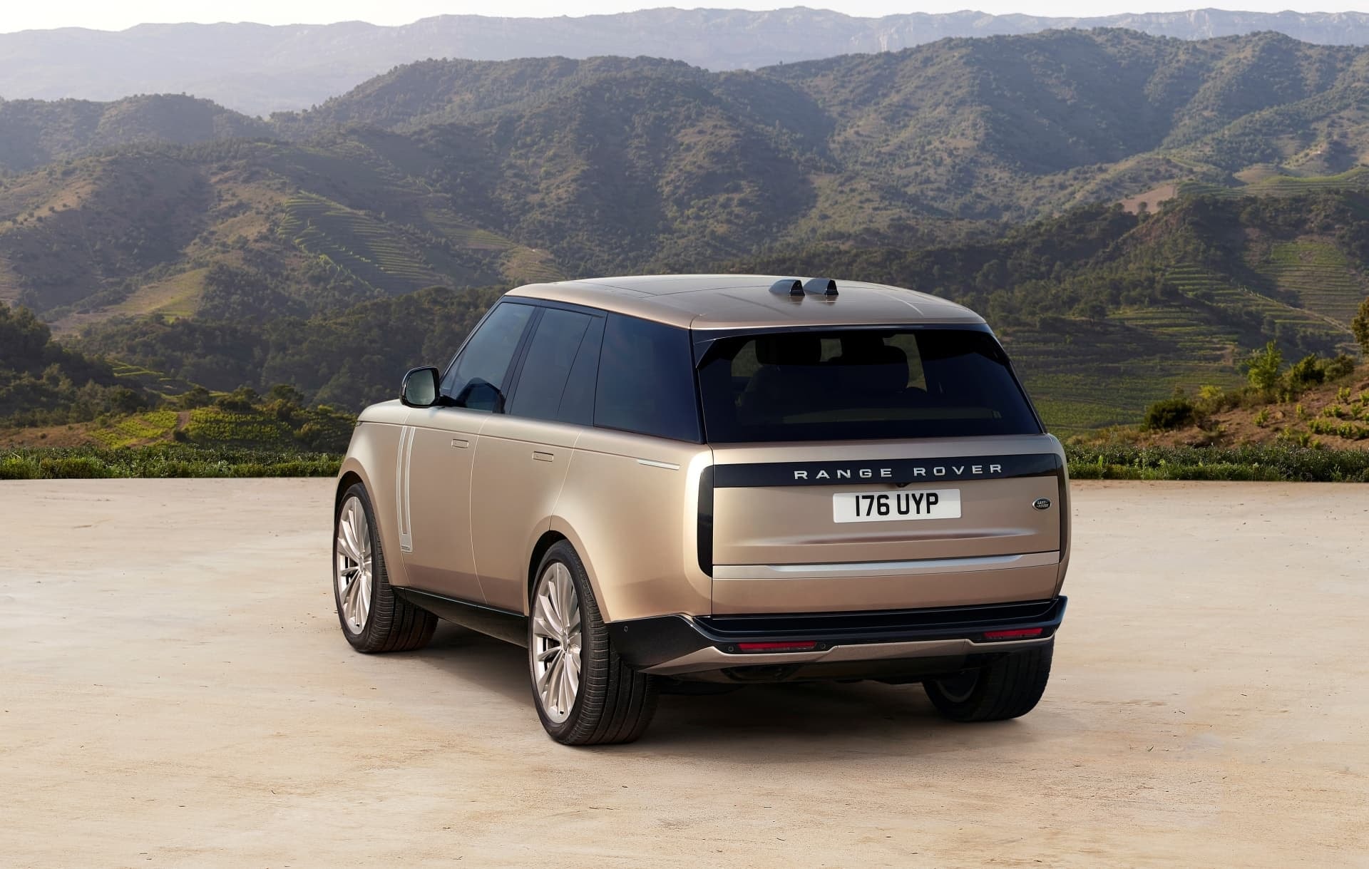 Vista trasera del Range Rover mostrando sus líneas elegantes y modernas.