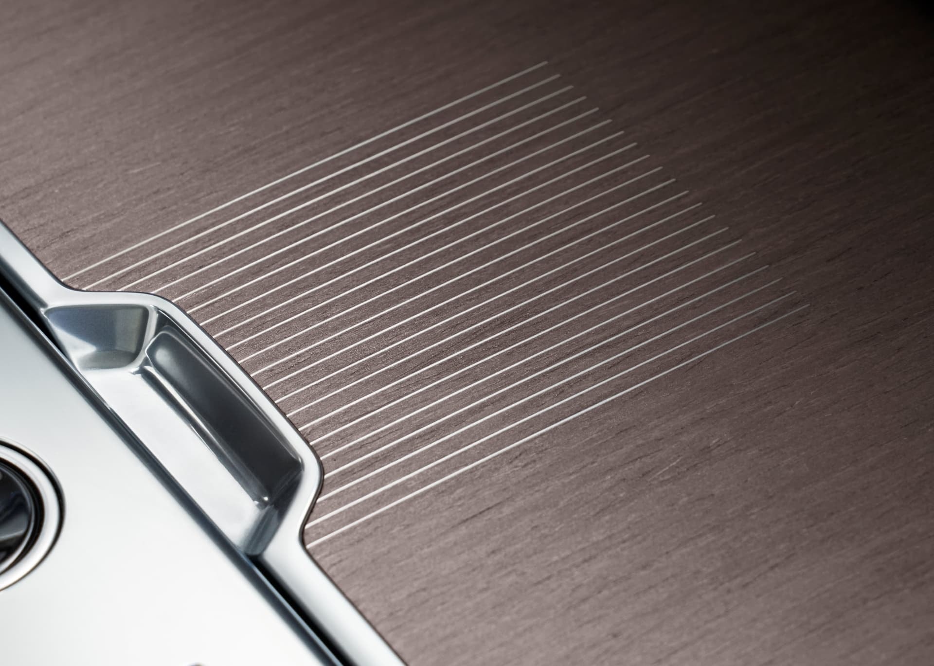 Textura meticulosa de la consola central, reflejo del lujo en Range Rover.