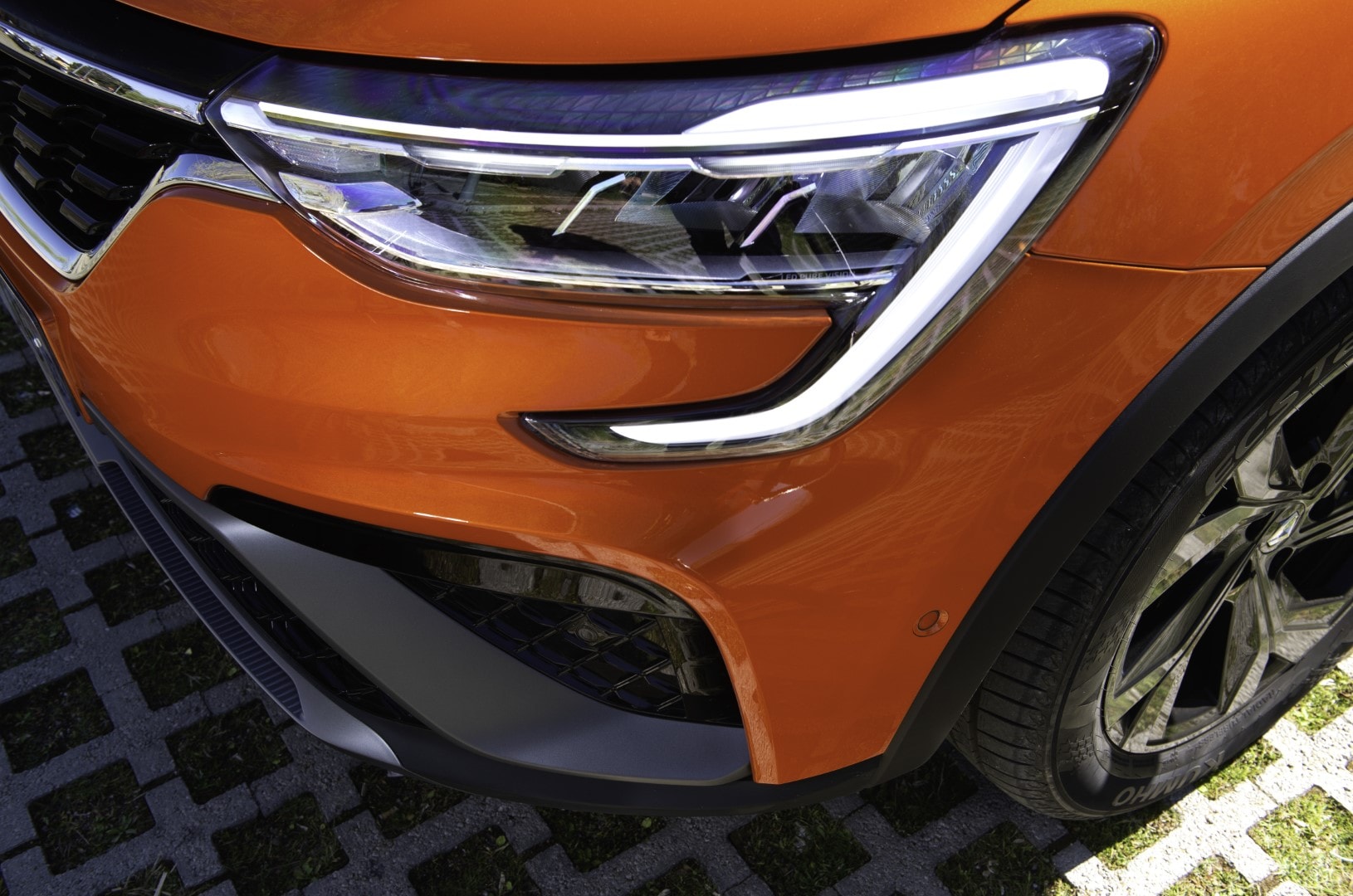 Detalle del faro delantero del Renault Arkana Híbrido con tecnología LED.