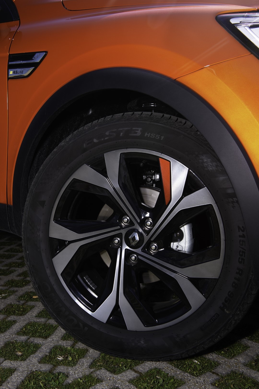 Primer plano de la llanta del Renault Arkana Híbrido, resaltando su diseño.