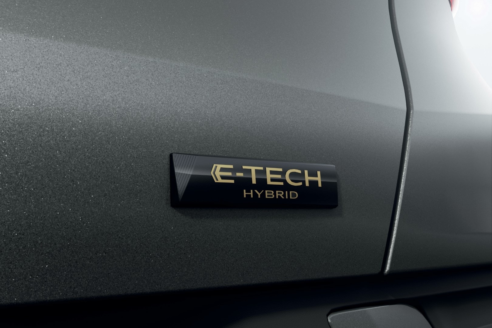 Emblema E-Tech Hybrid que denota la motorización híbrida del vehículo.