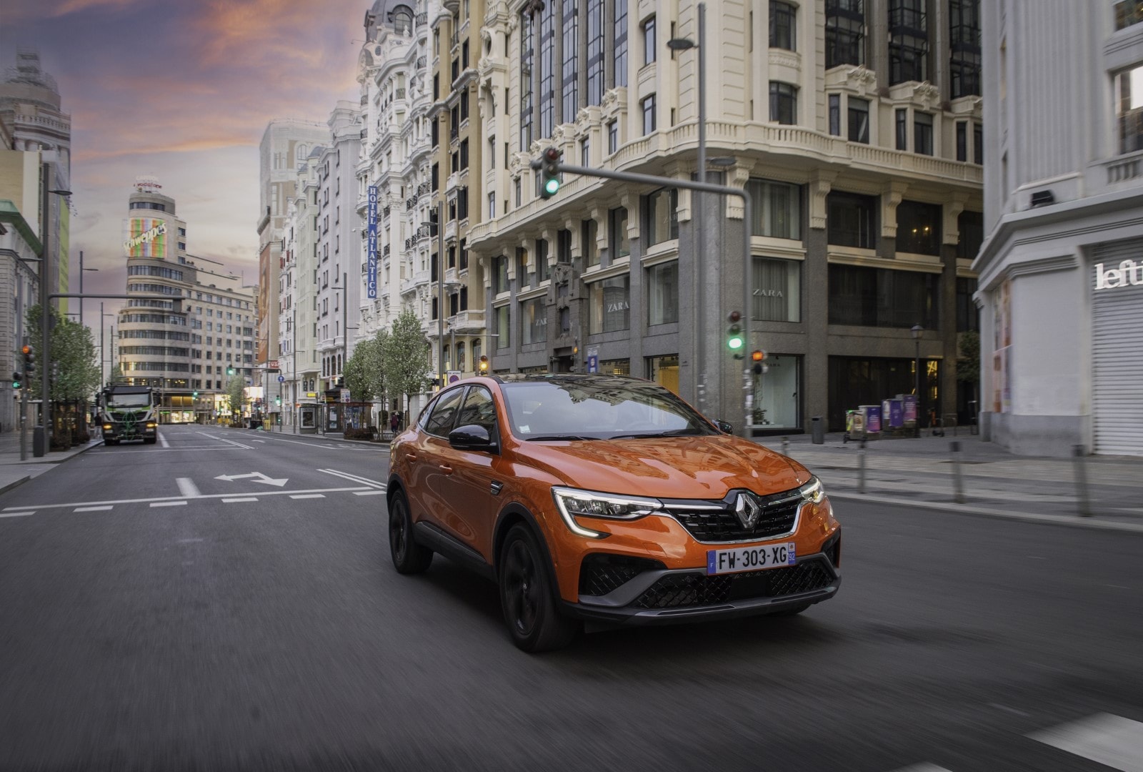 Imagen dinámica frontal del Arkana, reflejando su adaptación urbana