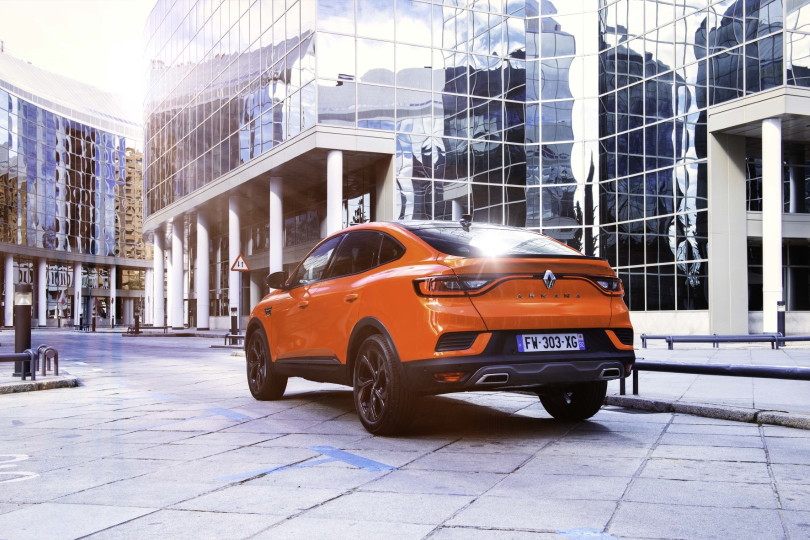Captura trasera-lateral que pone en valor el diseño moderno del Arkana