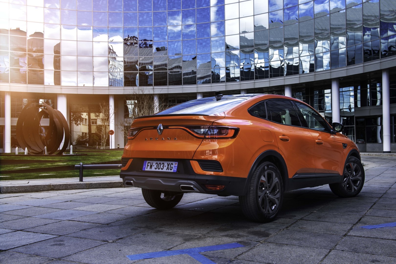 Vista lateral trasera del Arkana híbrido, destacando su diseño crossover