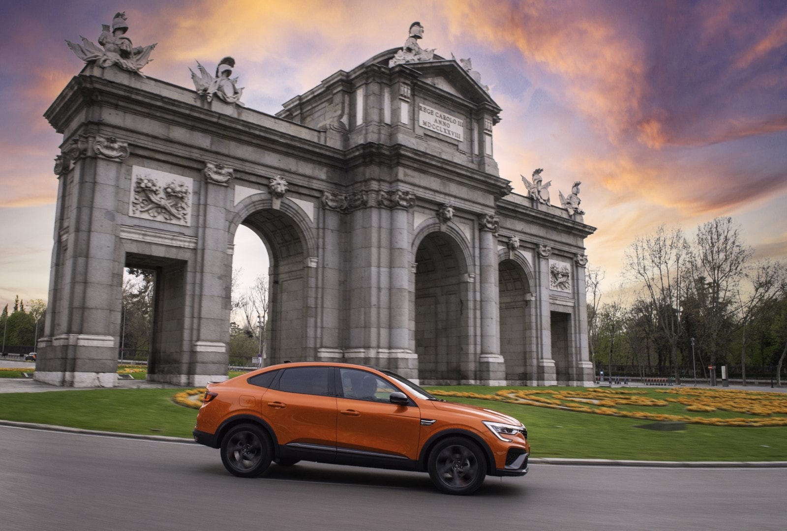 El Arkana híbrido posa con un fondo histórico, acentuando su elegancia