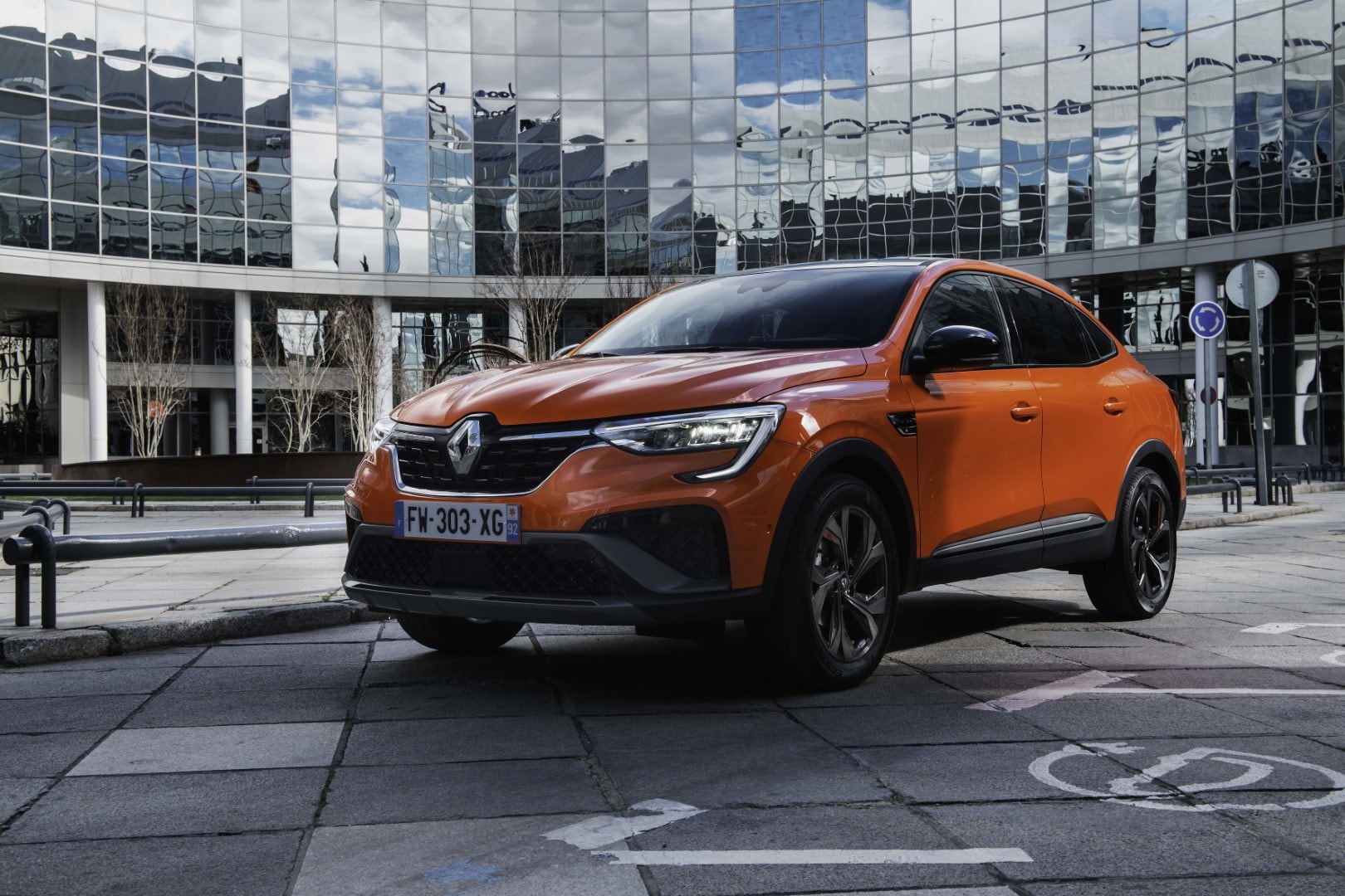 Perspectiva delantera del Arkana en un entorno urbano, líneas modernas