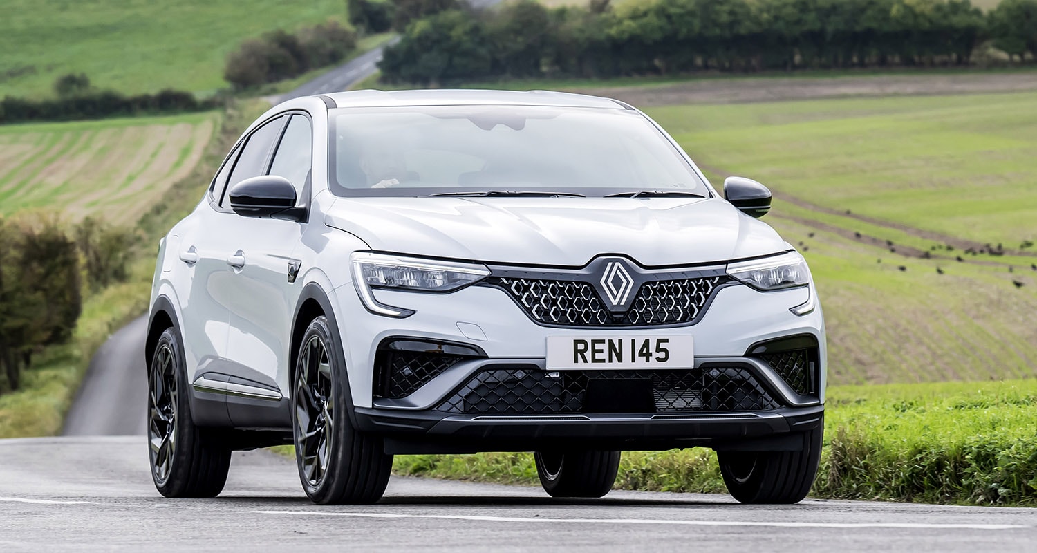 Vista frontal y lateral del Renault Arkana Híbrido en movimiento.