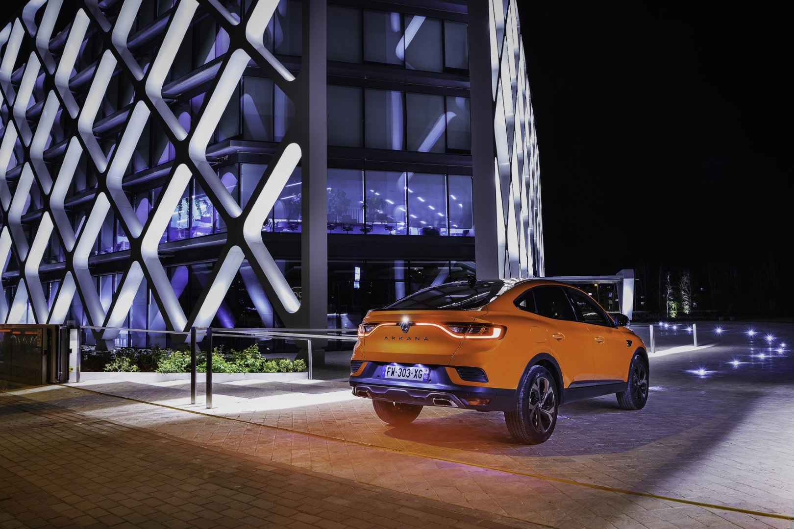 El Arkana híbrido en una toma nocturna que resalta su diseño trasero