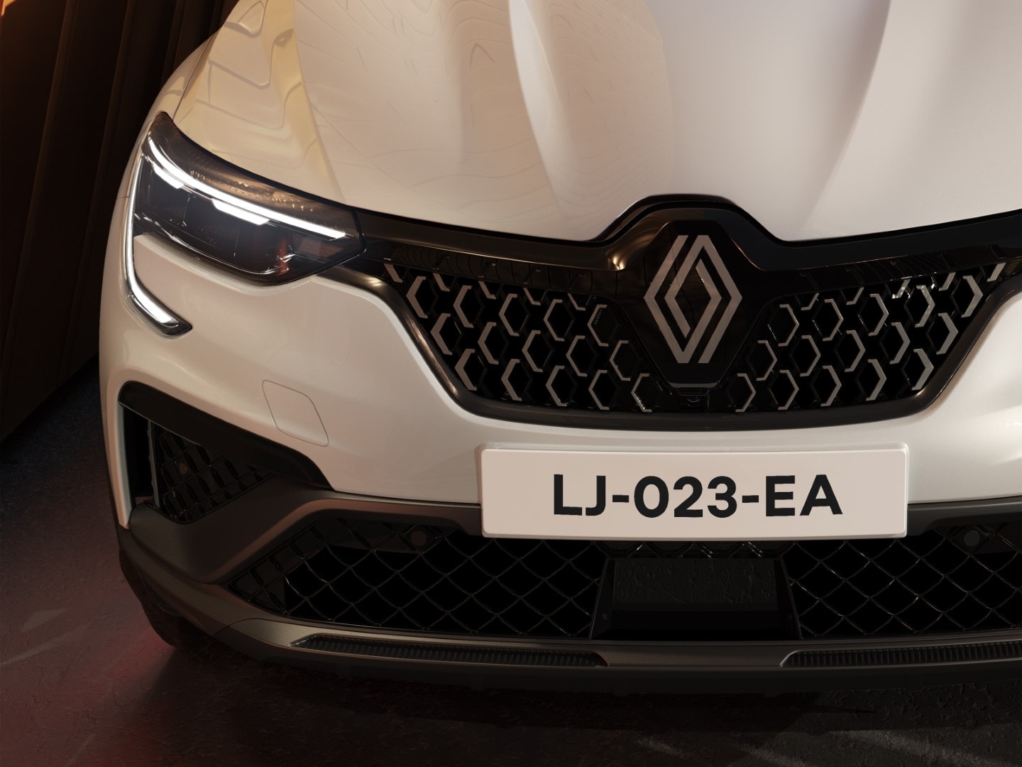 Detalle del frontal del Renault Arkana con su emblema característico.