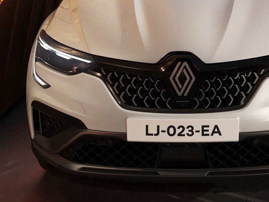 Detalle del frontal del Renault Arkana con su emblema característico. Detalle del frontal del Renault Arkana con su emblema característico.
