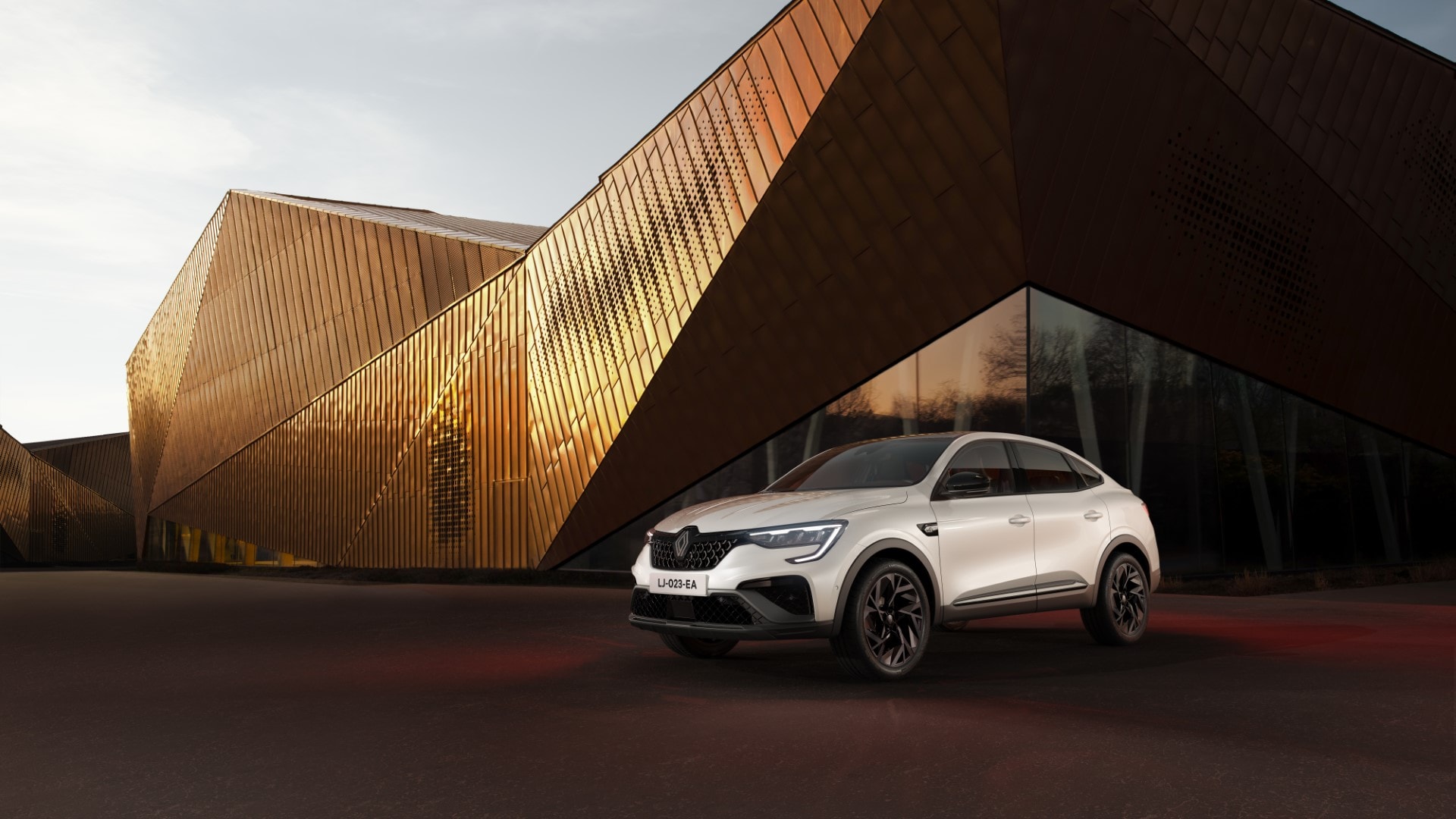 Perfil lateral del Renault Arkana, subrayando su silueta coupé distintiva.