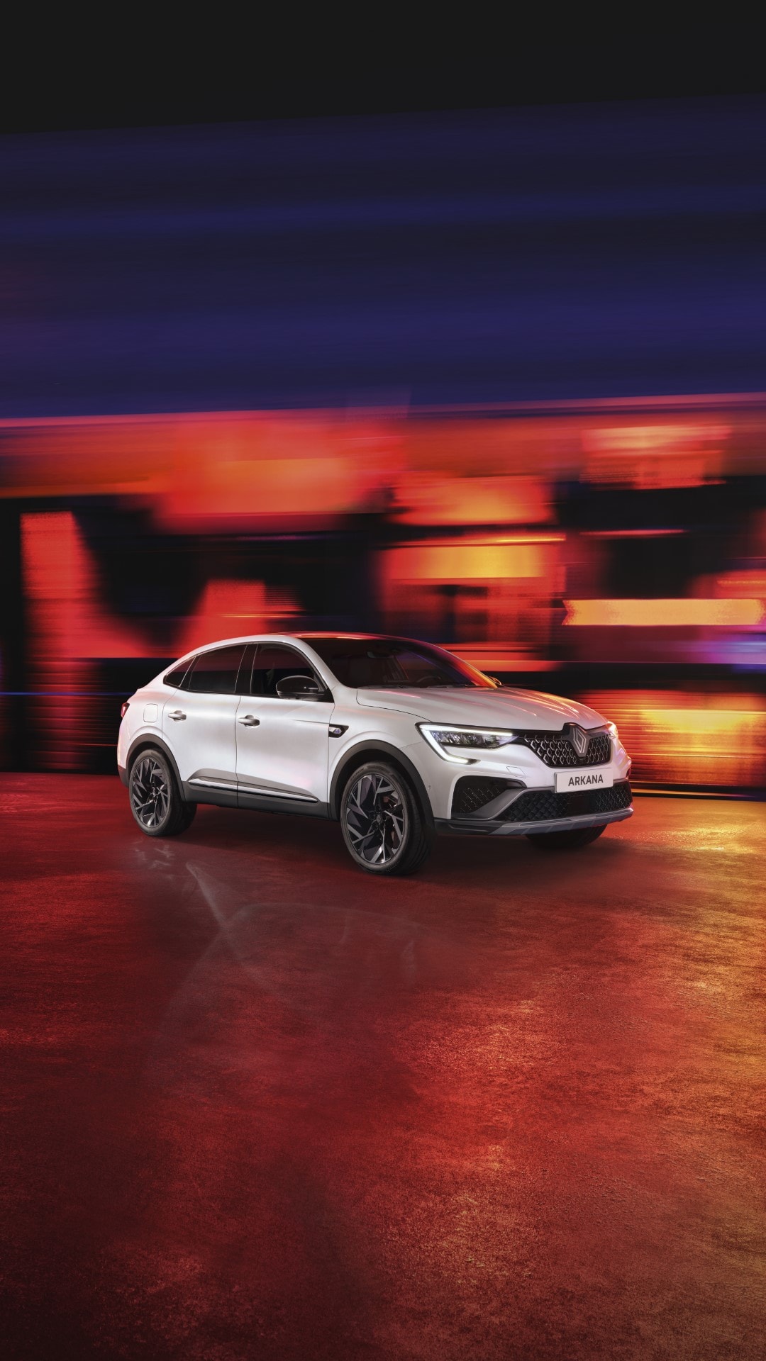 La estética del Renault Arkana capturada bajo una iluminación urbana nocturna.