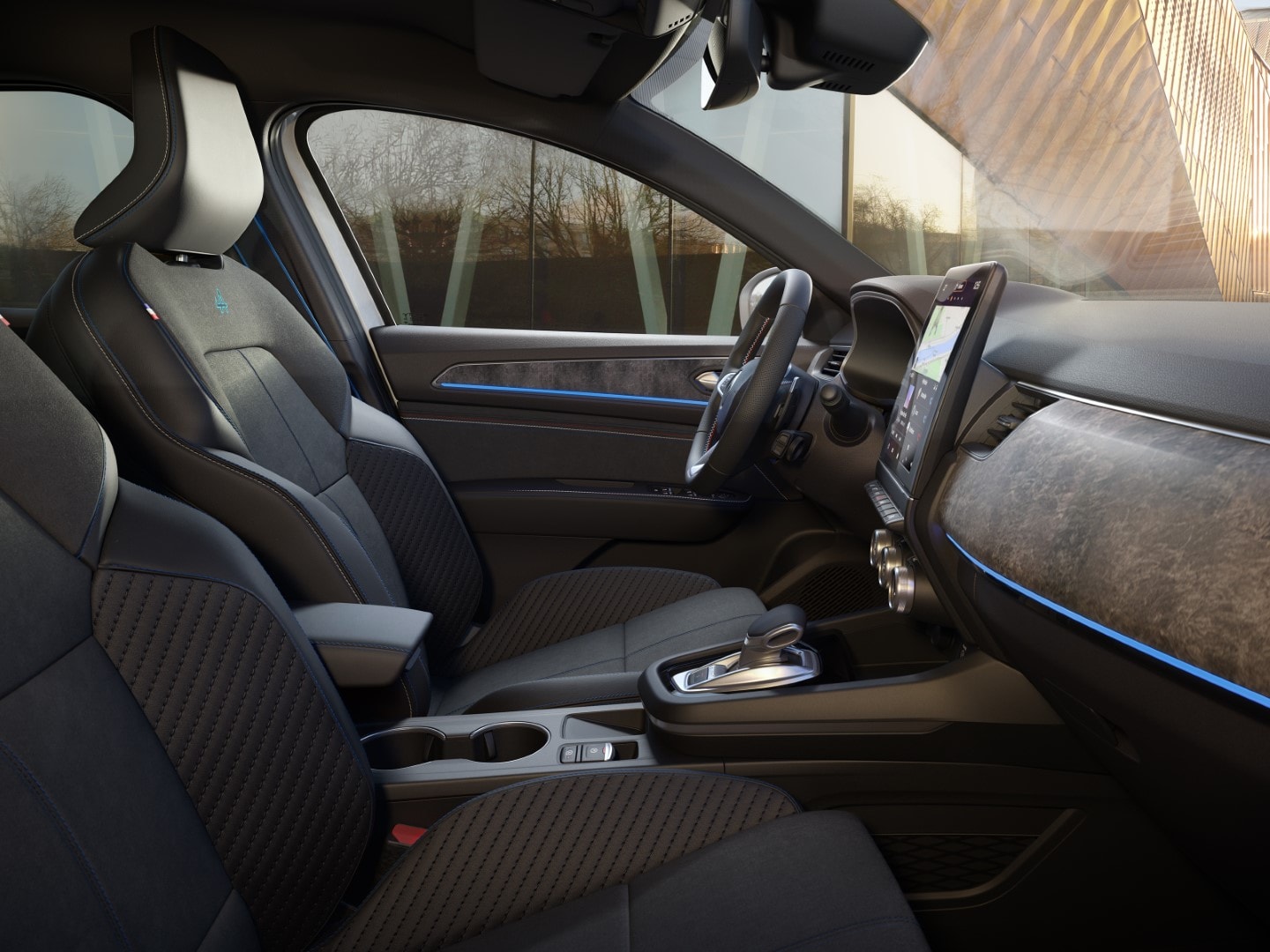 Vista general de la cabina del Renault Arkana que muestra el tablero y asientos frontales.