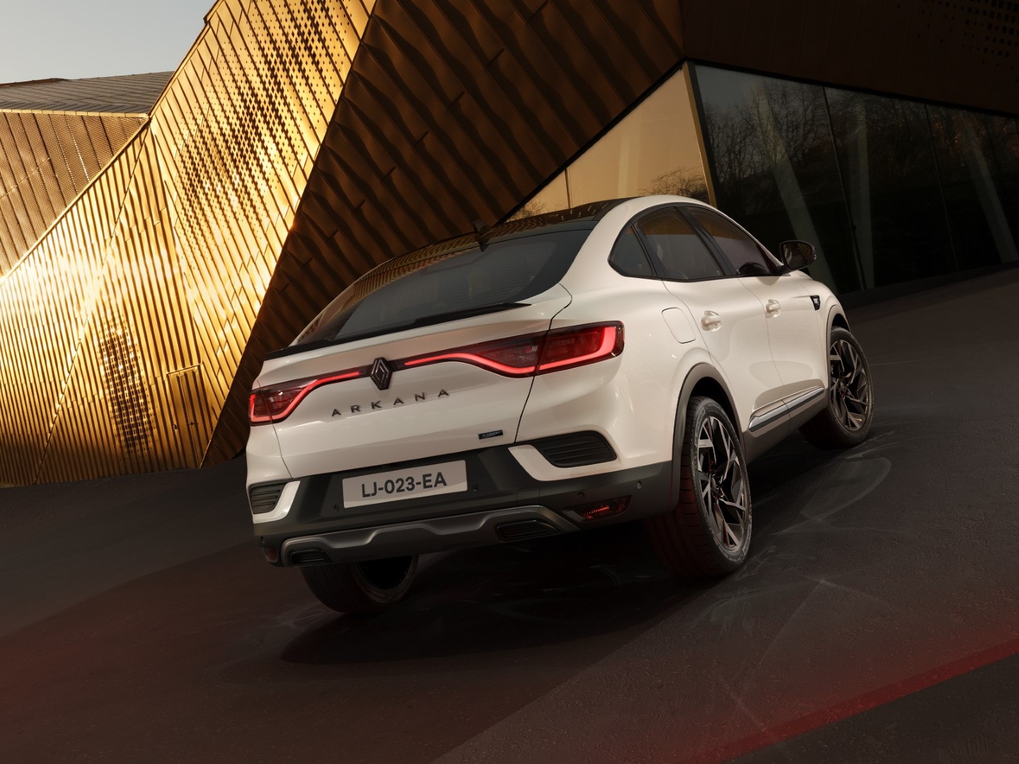 Vista trasera y lateral del Renault Arkana realzando su diseño deportivo.