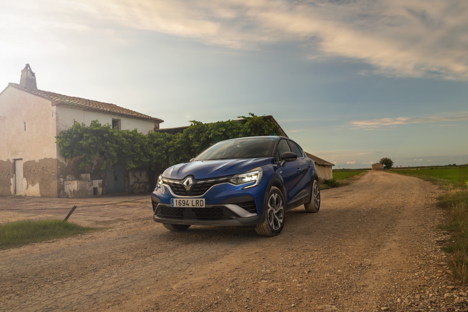 Captur con diseño robusto en un camino rural, mostrando su adaptabilidad