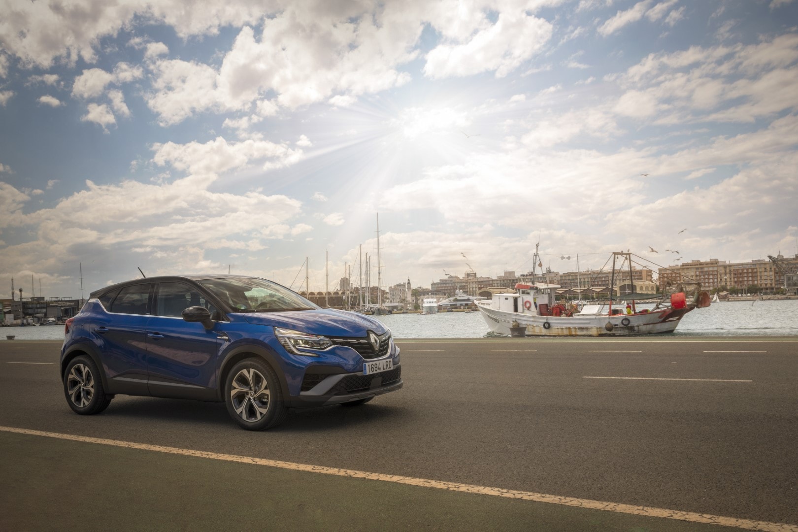 Captur híbrido lateral con vistas al puerto, iluminación natural