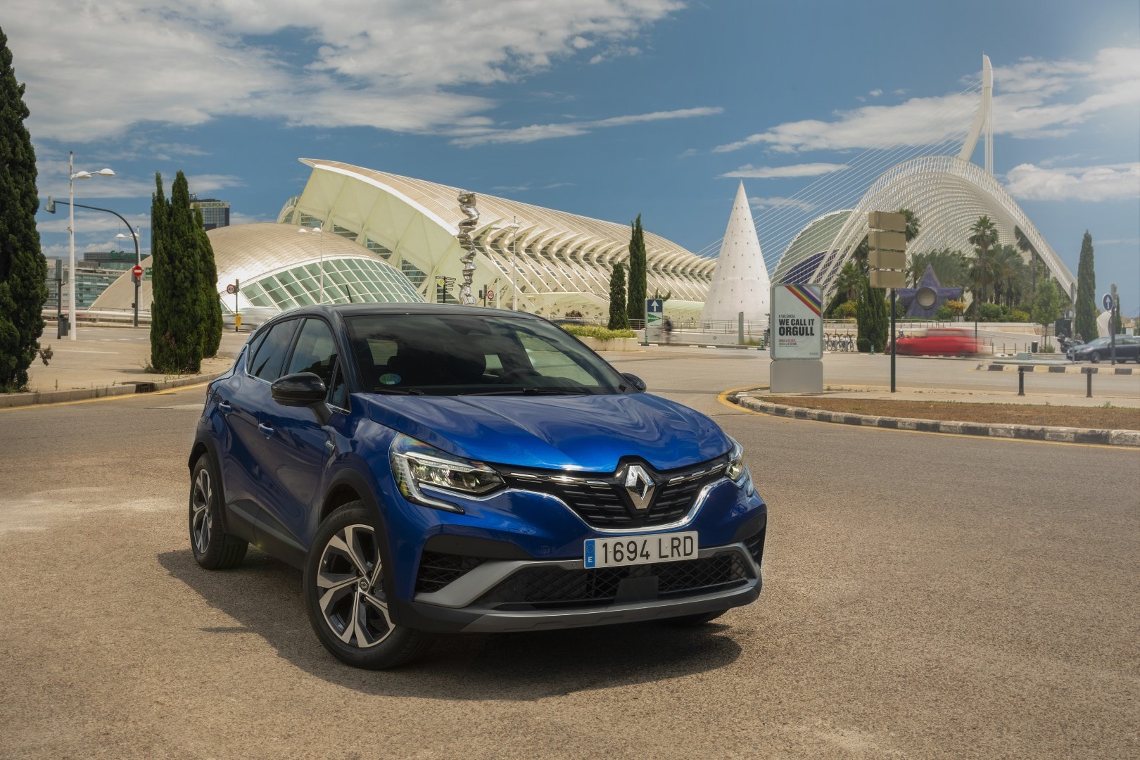Renault Captur híbrido destacando su frontal en la ciudad