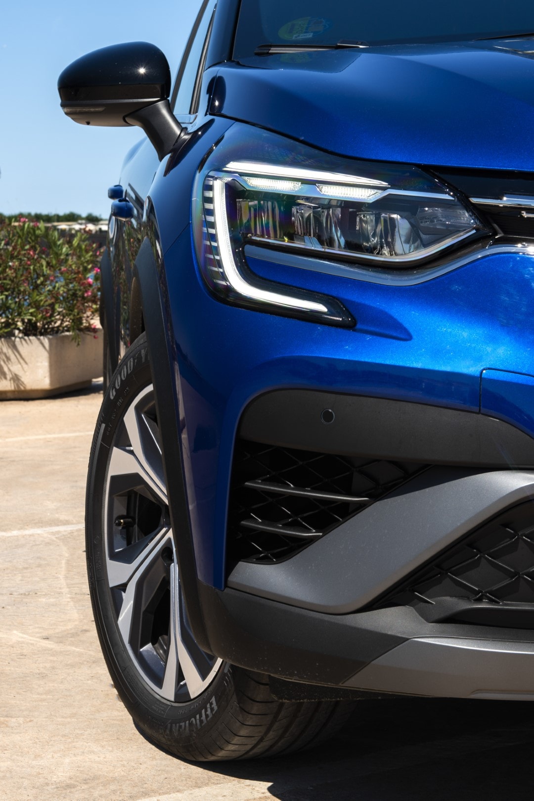 Primer plano de los faros delanteros del Captur, tecnología LED destacada