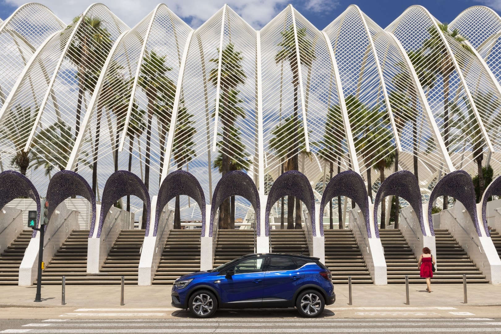 Perfil lateral del Renault Captur híbrido con arquitectura de fondo