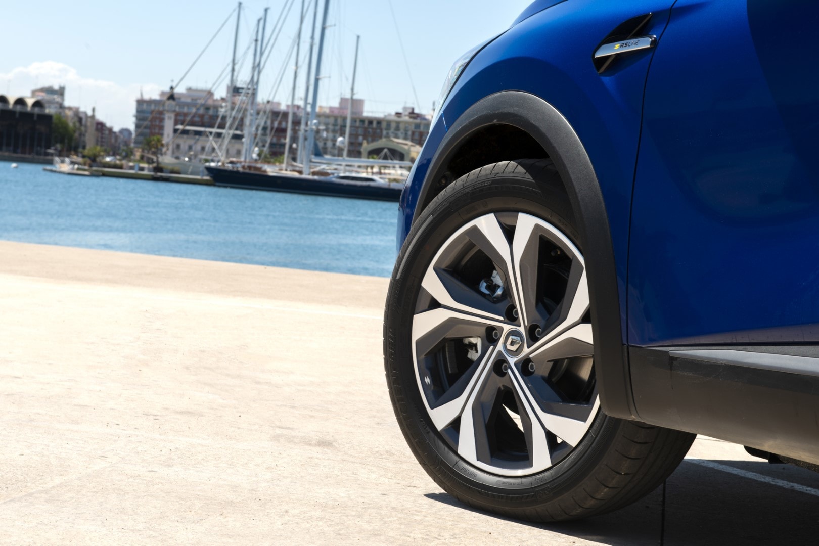 Detalle de la llanta del Renault Captur híbrido, diseño y acabado