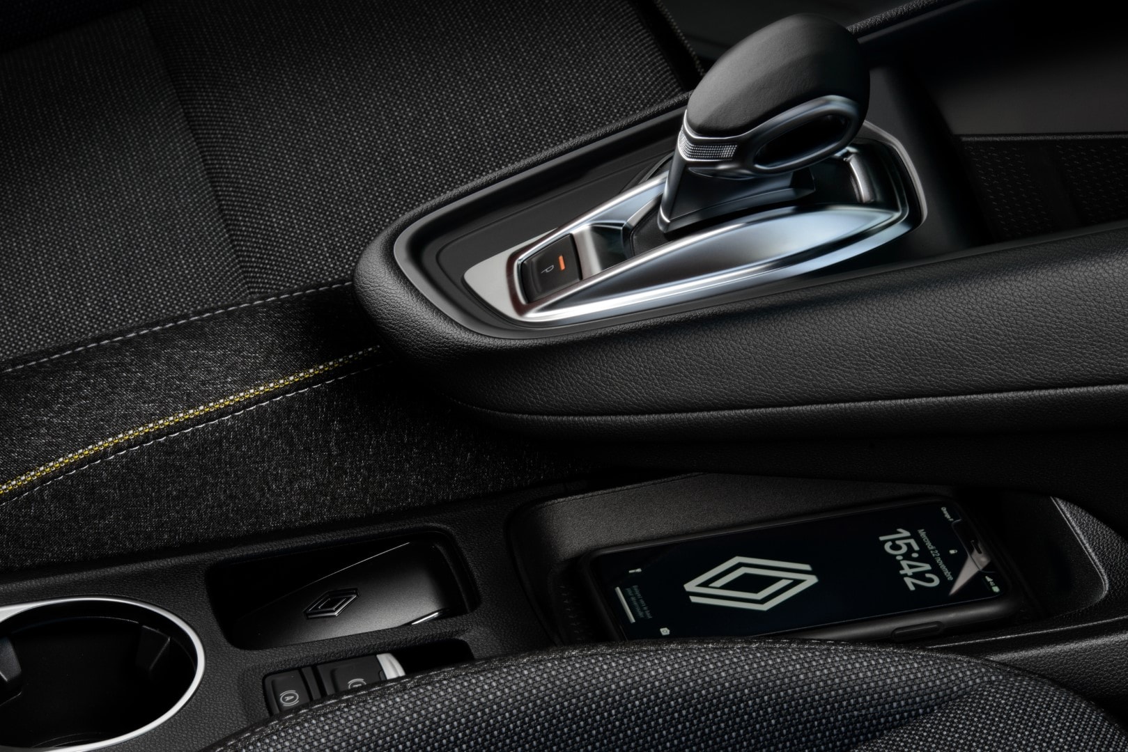 Detalle de la consola central con la palanca de cambios del Renault Captur Híbrido.