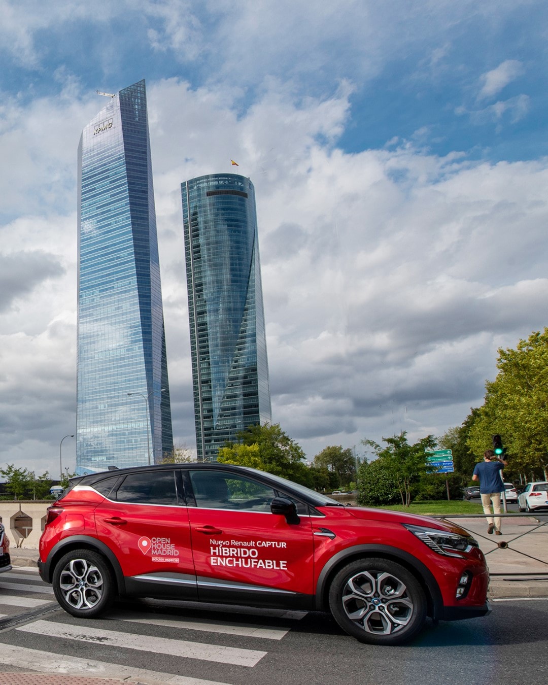El Renault Captur Híbrido luciendo su diseño lateral en un entorno urbano.
