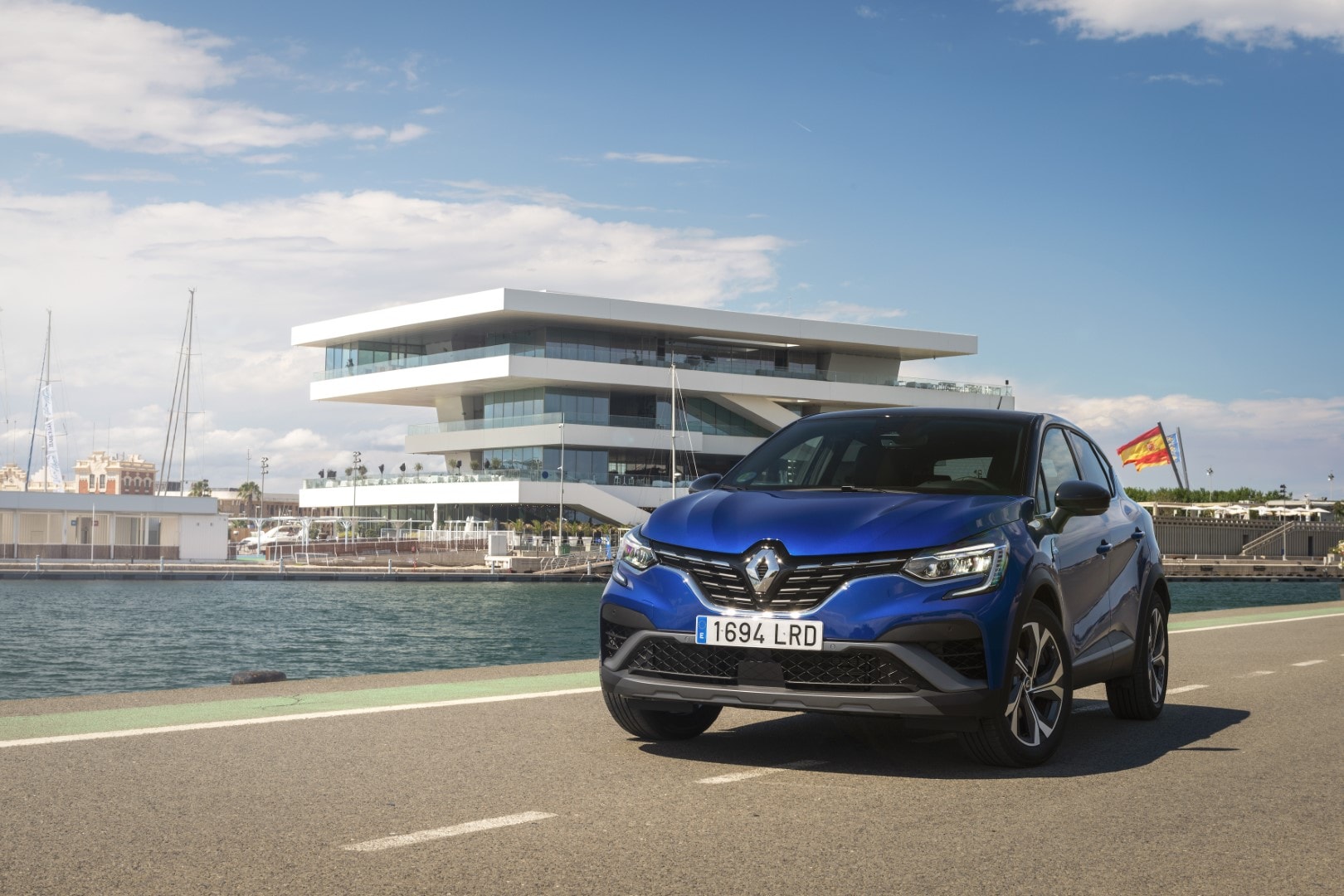 El Renault Captur híbrido posando frente al mar, destacando su frontal