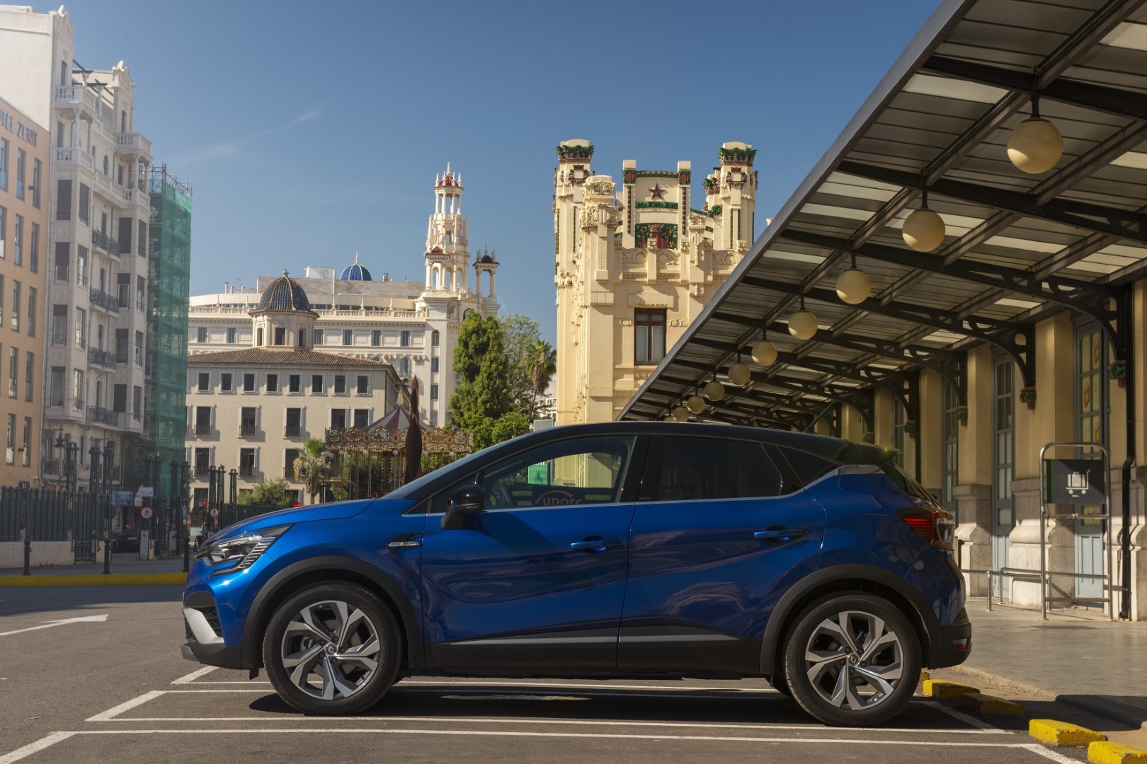 Renault Captur en ambiente urbano, enfatizando su diseño lateral