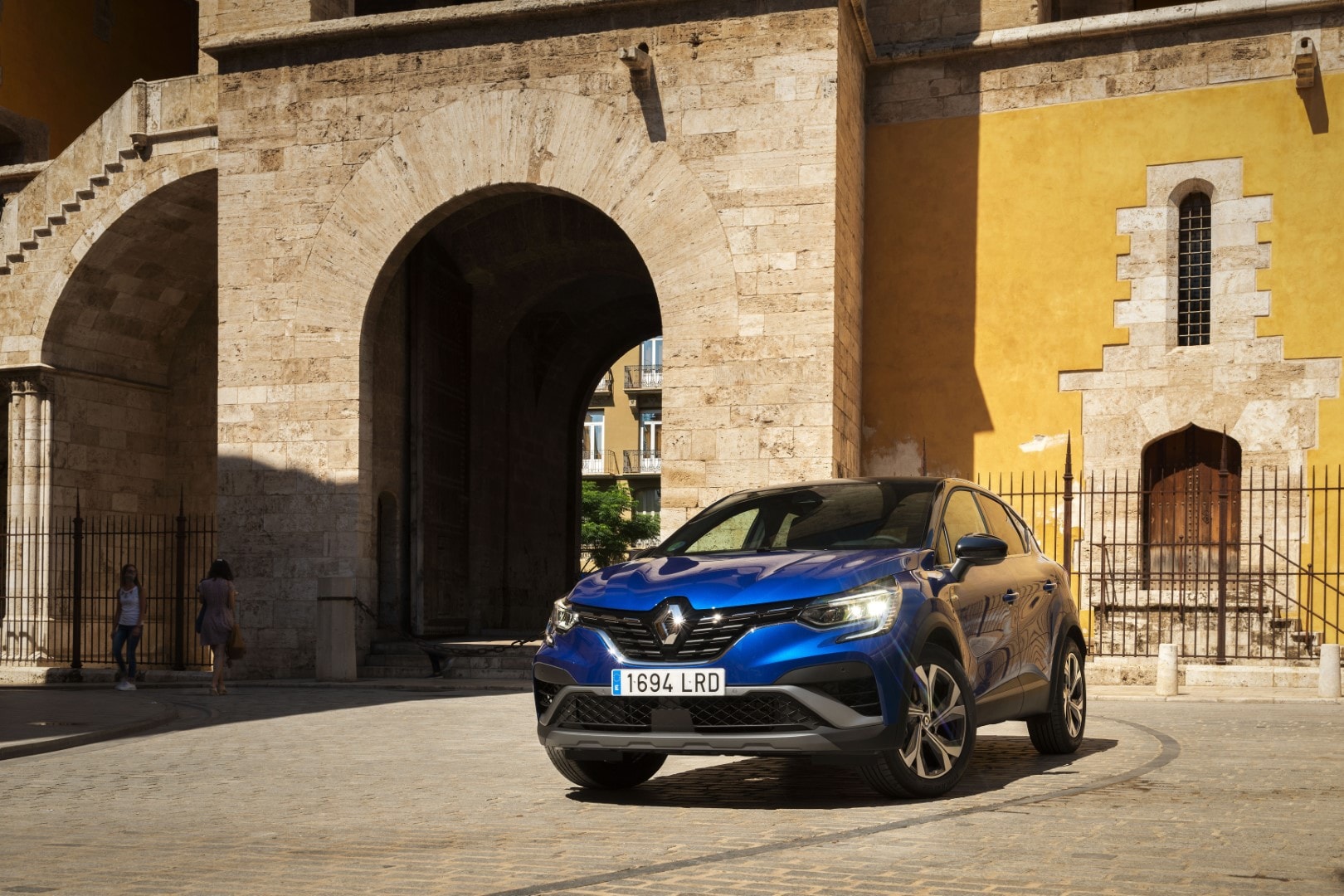 El Captur híbrido en una plaza histórica, resaltando su parte delantera