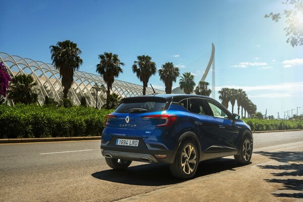 Vista trasera y lateral del híbrido Captur en un entorno urbano moderno Vista trasera y lateral del híbrido Captur en un entorno urbano moderno
