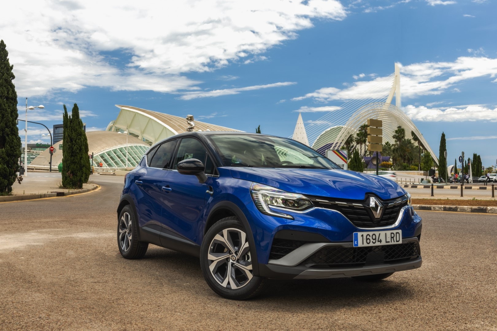 Vista frontal y lateral del Renault Captur híbrido en entorno urbano