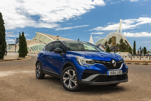 Vista frontal y lateral del Renault Captur híbrido en entorno urbano Vista frontal y lateral del Renault Captur híbrido en entorno urbano