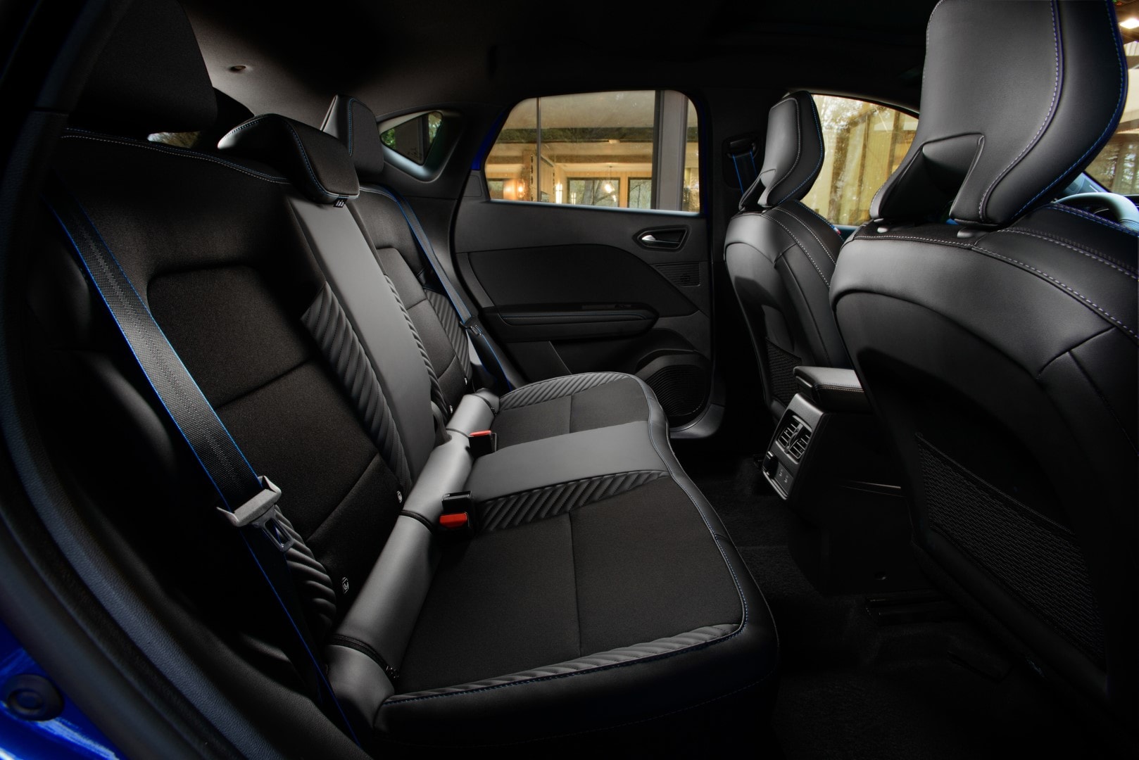 Visión amplia de los asientos traseros del Renault Captur, confort y estilo.