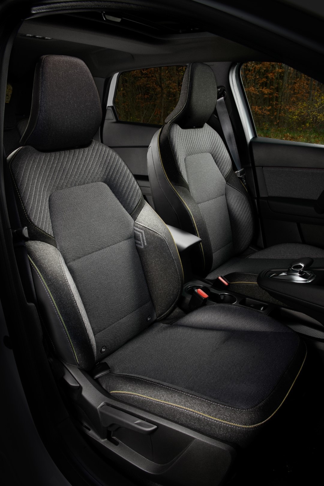 Vista de los asientos traseros del Renault Captur, destacando su comodidad y espacio.