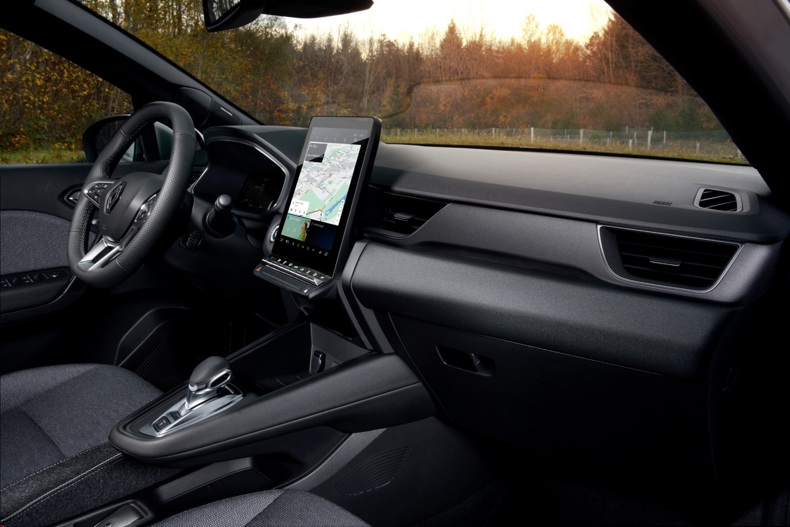 Interior del Renault Captur con enfoque en la consola central y asientos.