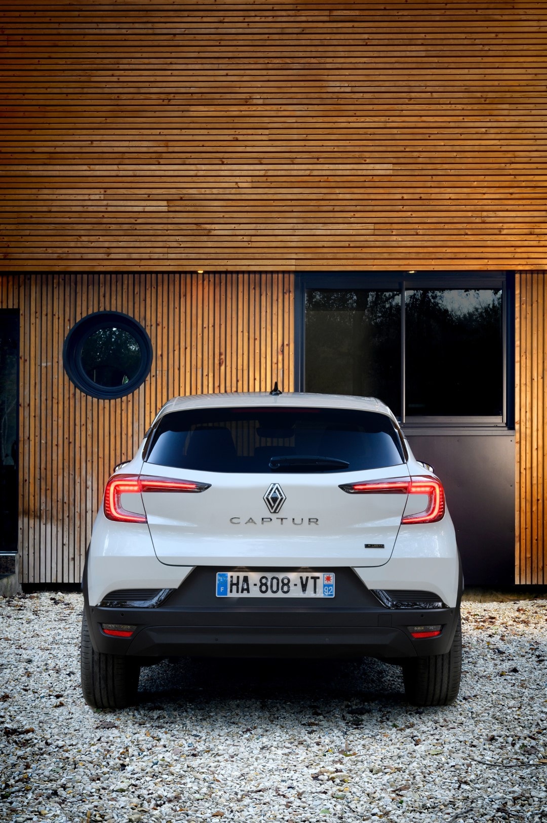 Imagen de la parte trasera del Renault Captur con un diseño moderno y estilizado.