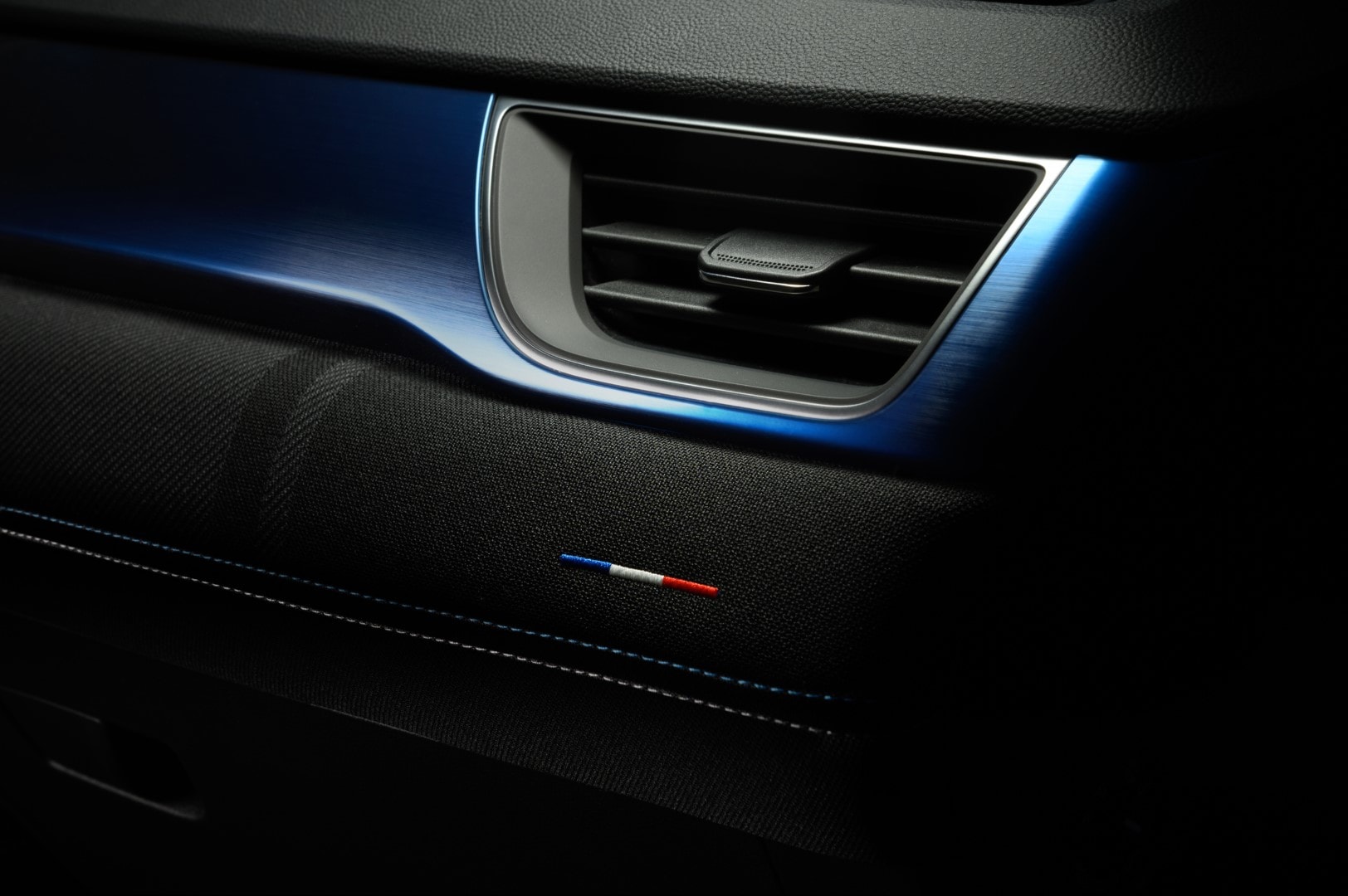 Detalle de la iluminación ambiental y acabados de la puerta del Captur