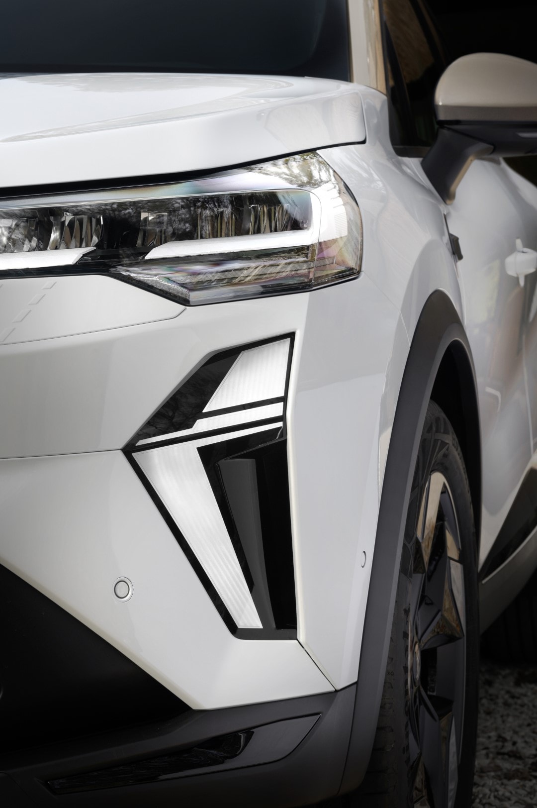 Enfoque en los detalles de diseño en la parte frontal del Renault Captur.