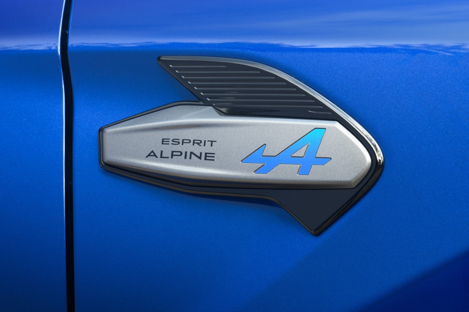 Detalle del distintivo 'Esprit Alpine' en la carrocería del Renault Captur.