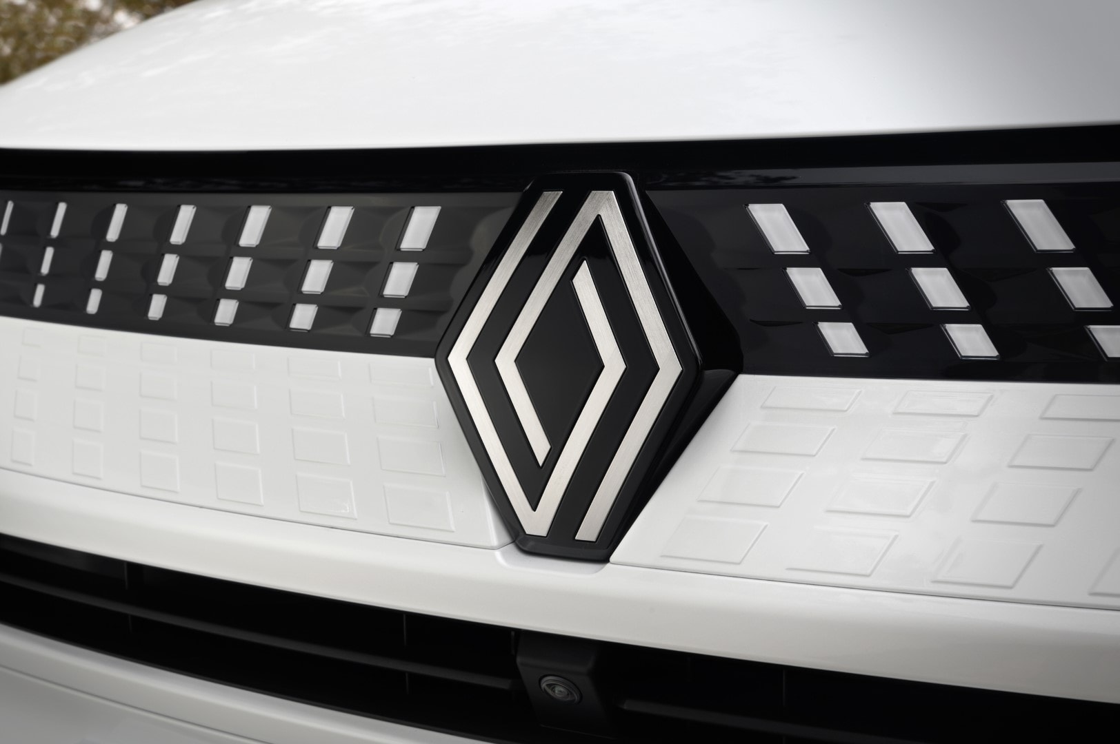 Detalle del emblema de Renault en el Captur, un símbolo de identidad.