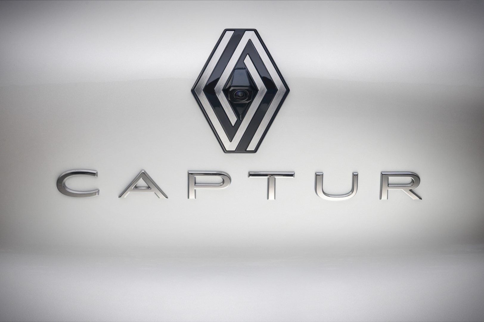Primer plano del emblema 'Captur' con un enfoque minimalista y elegante.