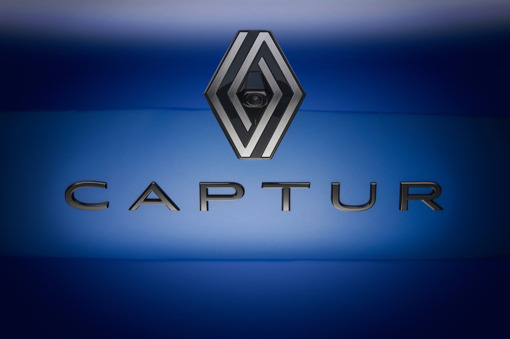 Primer plano del logotipo de Renault Captur sobre el capó.