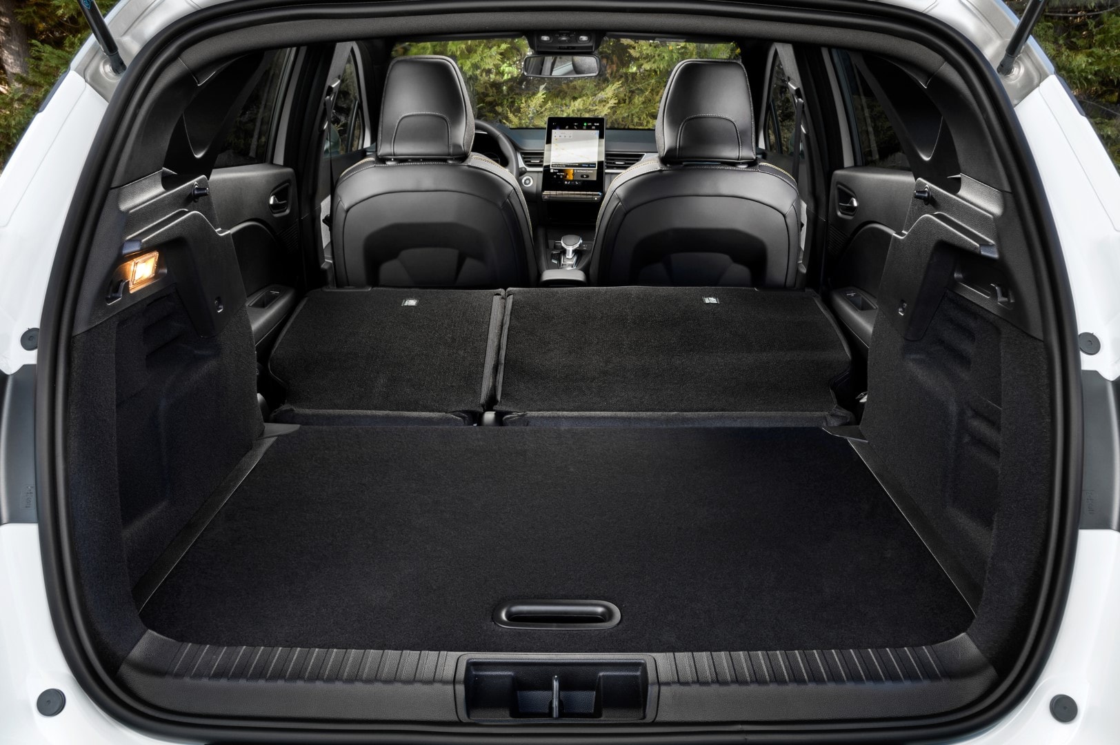 Espacioso maletero del Renault Captur con los asientos traseros abatidos.