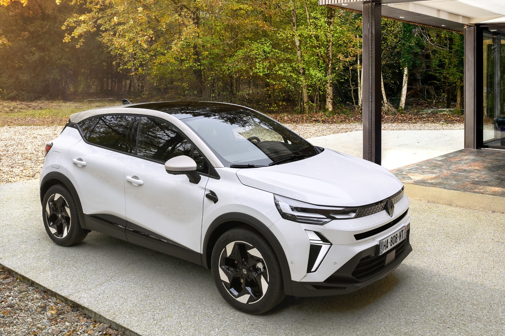 Perspectiva lateral del Renault Captur resaltando su línea diseño y llantas.